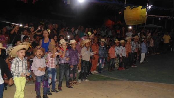 Crianças participam de apresentações na quadra de esporte  - Imagem 71