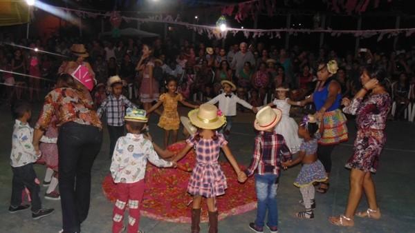Crianças participam de apresentações na quadra de esporte  - Imagem 32