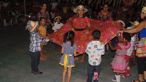 Crianças participam de apresentações na quadra de esporte  - Imagem 34