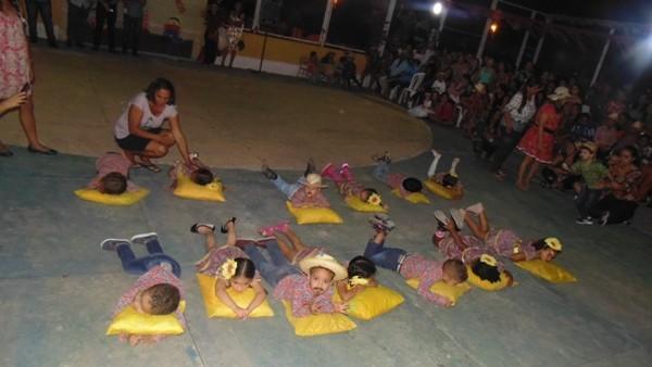 Crianças participam de apresentações na quadra de esporte  - Imagem 14