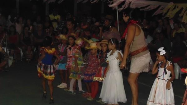 Crianças participam de apresentações na quadra de esporte  - Imagem 74