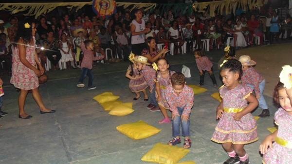 Crianças participam de apresentações na quadra de esporte  - Imagem 17