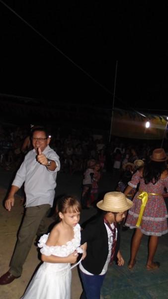 Crianças participam de apresentações na quadra de esporte  - Imagem 81