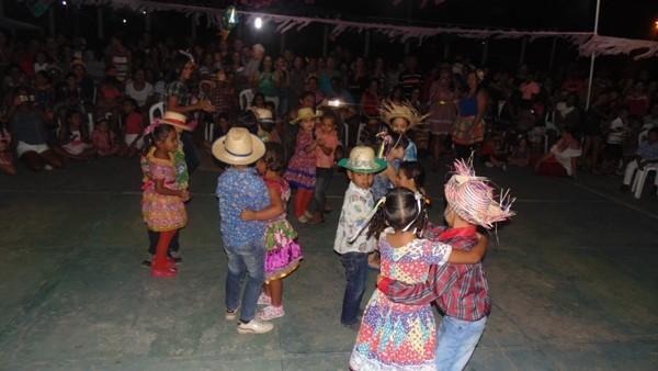 Crianças participam de apresentações na quadra de esporte  - Imagem 47