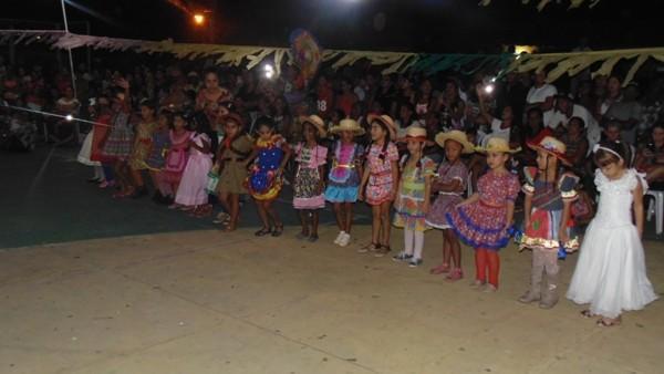 Crianças participam de apresentações na quadra de esporte  - Imagem 70