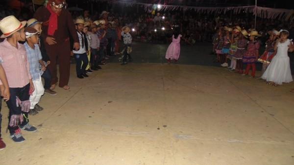 Crianças participam de apresentações na quadra de esporte  - Imagem 75