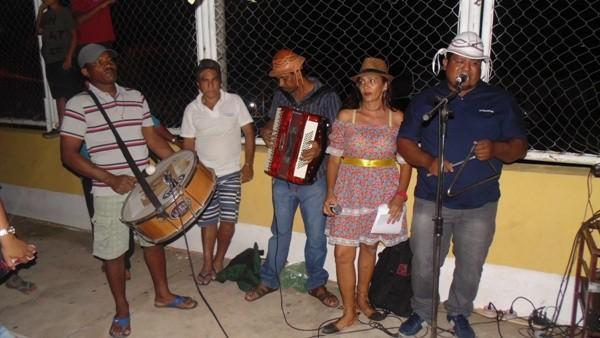 Crianças participam de apresentações na quadra de esporte  - Imagem 26