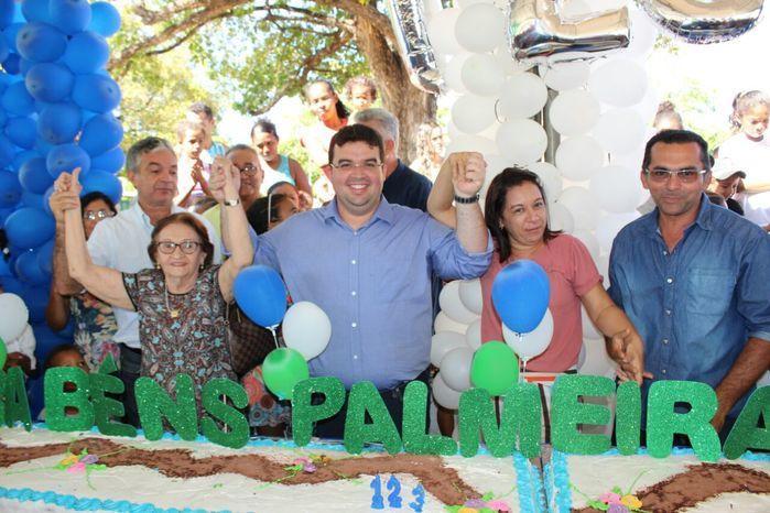Corte do bolo de aniversário na Praça da Igreja Matriz 