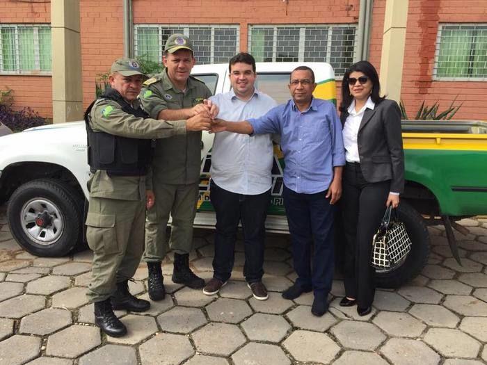 Prefeito Reginaldo Júnior e vice Jânio César receberam uma nova viatura para a cidade 