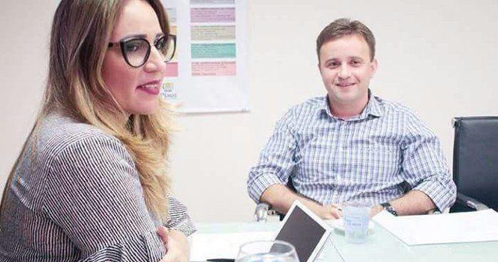 Reunião entre o prefeito Júnior Bill e a secretária Rejane Dias.  (Crédito: Ascom)