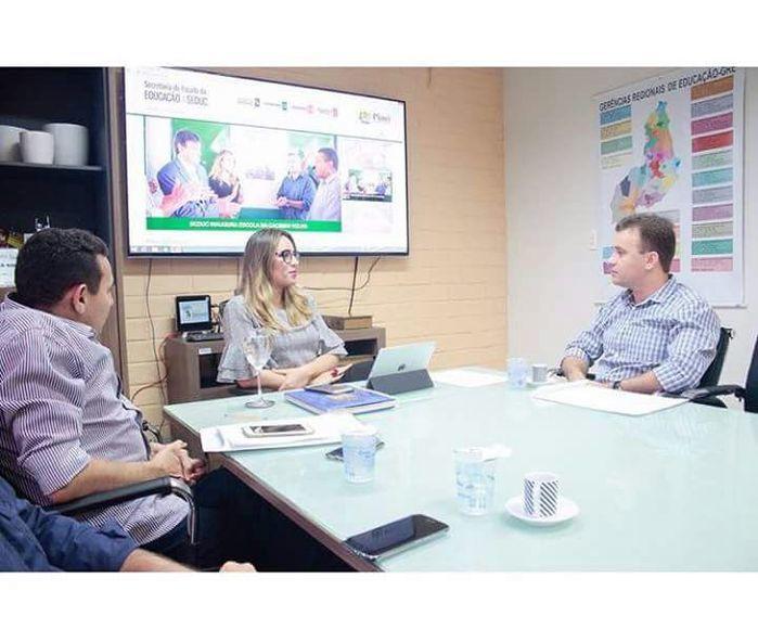 Reunião entre o prefeito Júnior Bill e a secretária Rejane Dias.  (Crédito: Ascom)