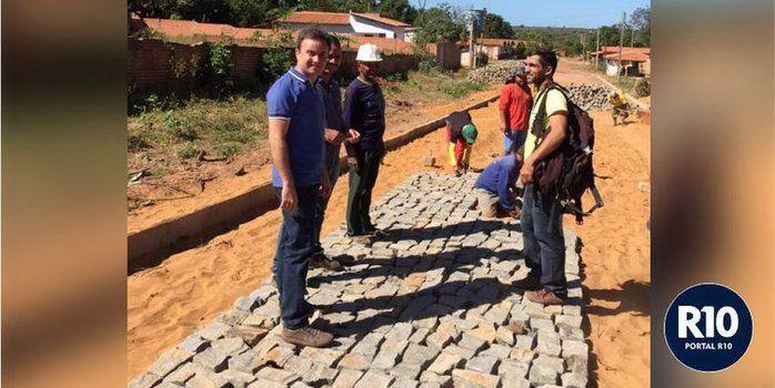 Prefeito Júnior Bill certifica obra de calçamento em São Pedro do Piauí. (Crédito: Ascom)