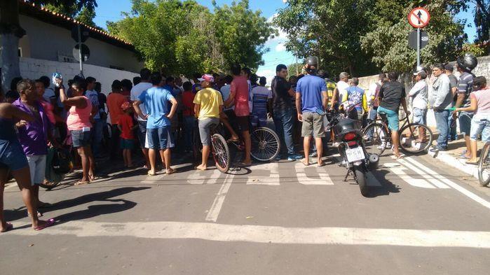 População se aglomera no local do assalto (Crédito: Arquivo Internet)