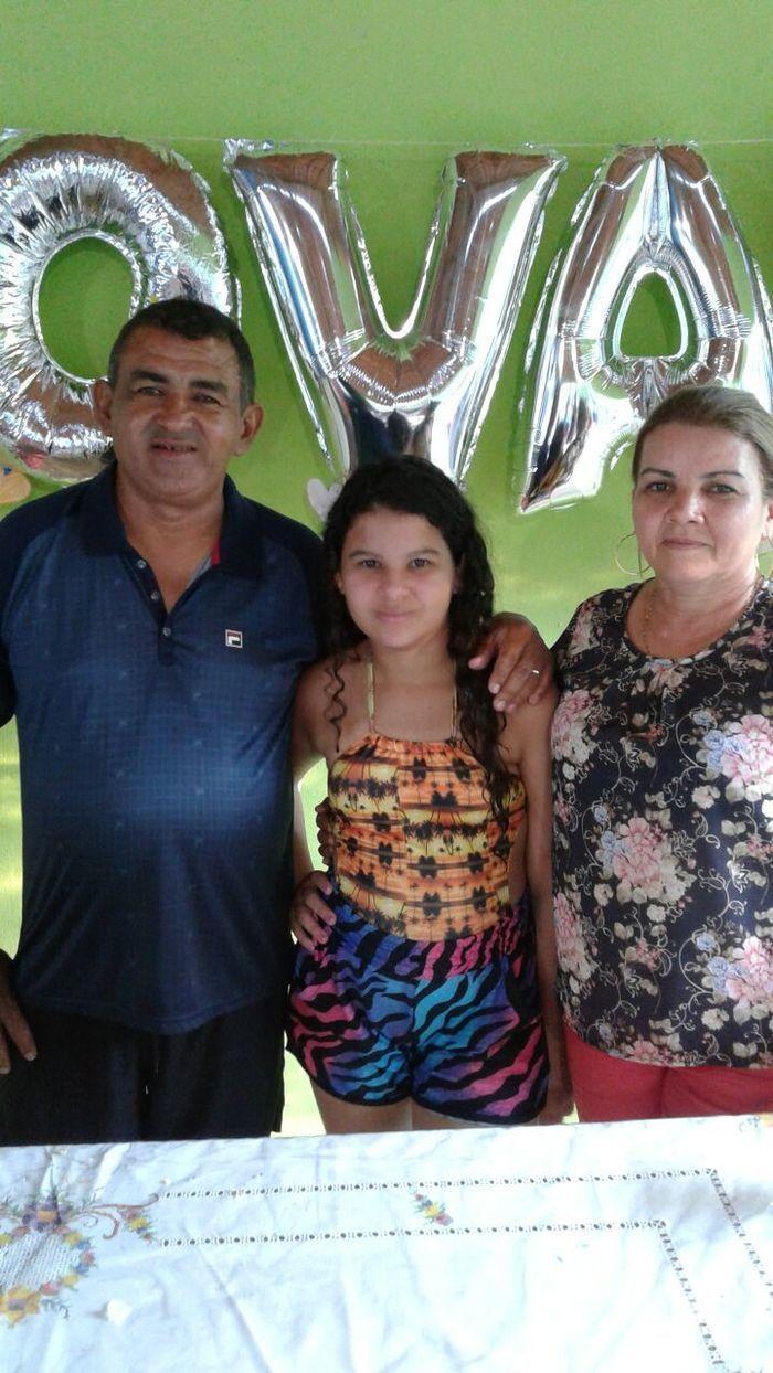 Geovana ao centro e seus tios (Crédito: Aristeu Carvalho)