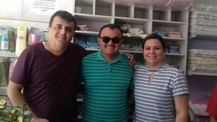 Prefeito Jullyvan Mendes com os empresários Evandro e Cristiane Mariano