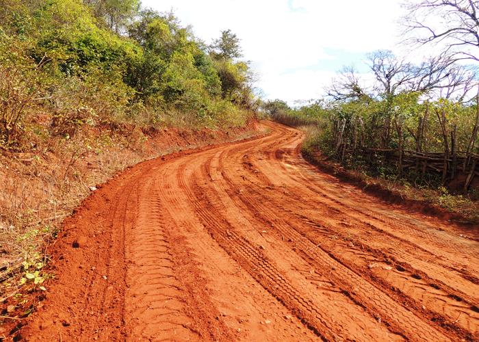 Município intensifica ações em estrada e esporte na zona rural  - Imagem 35