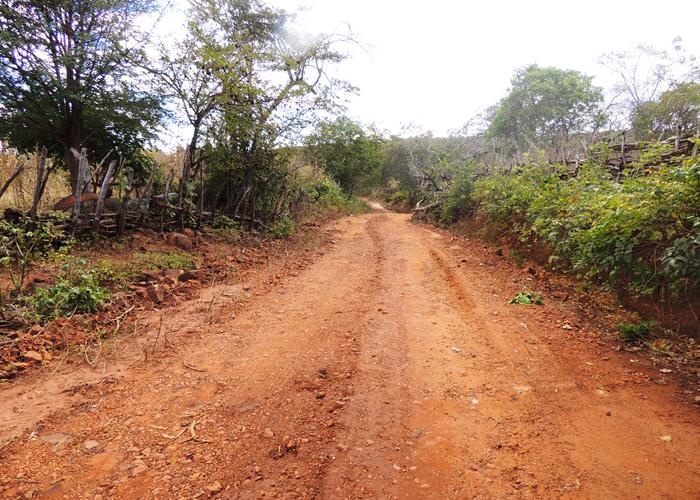 Município intensifica ações em estrada e esporte na zona rural  - Imagem 1
