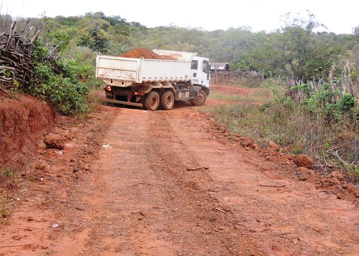 Município intensifica ações em estrada e esporte na zona rural  - Imagem 2