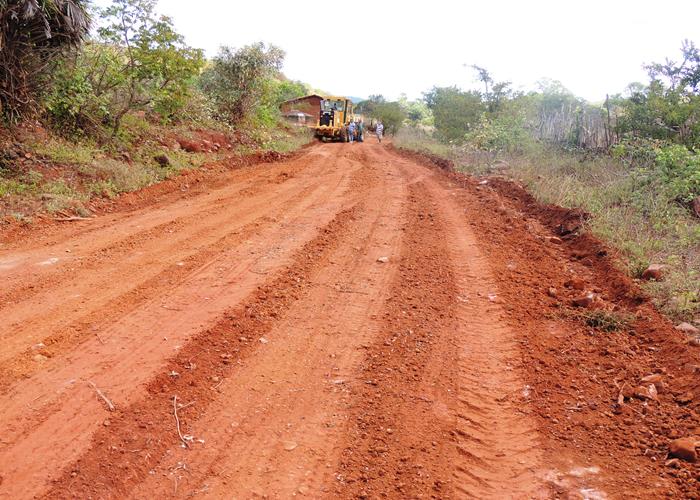 Município intensifica ações em estrada e esporte na zona rural  - Imagem 33