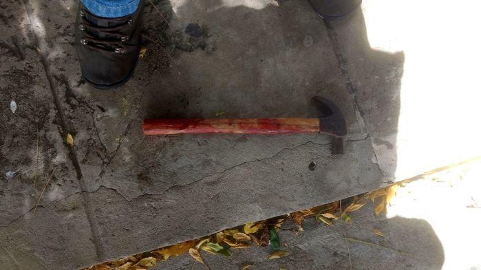 Martelo foi encontrado com marcas de sangue no local (Crédito: Kairo Amaral)
