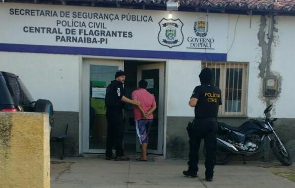 Homicida chegando na Central de Flagrantes