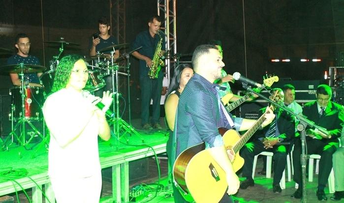 Igrejas evangélicas realizam em praça pública evento gospel  - Imagem 7