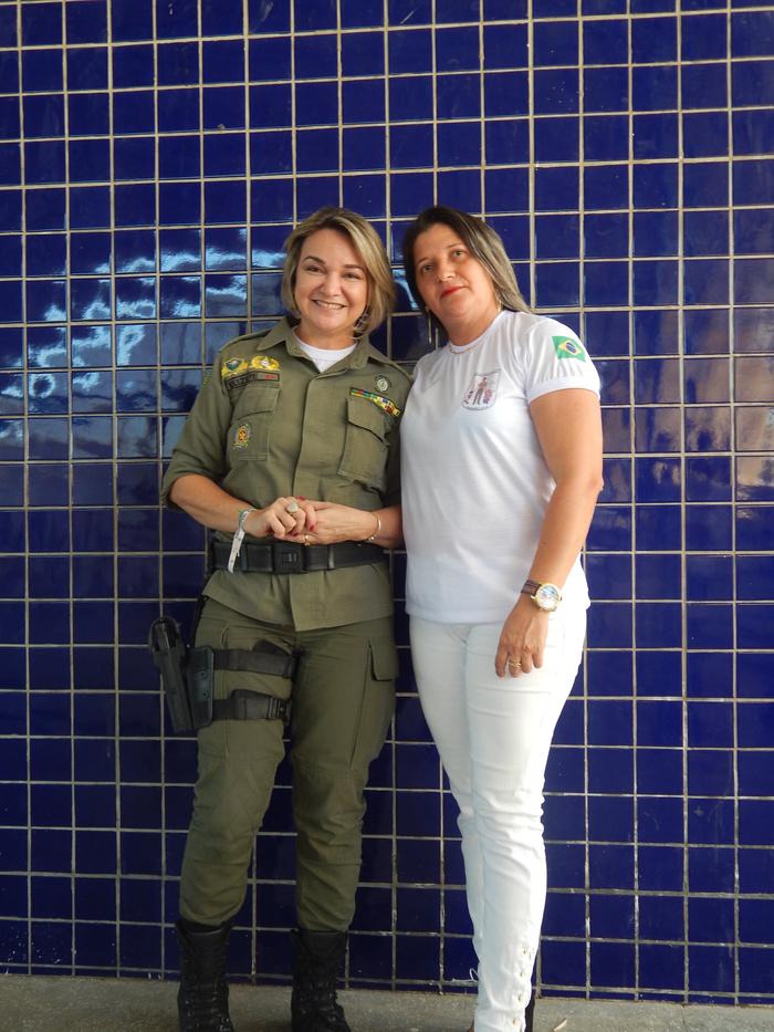 Major Elizete Lima com a coordenadora do projeto professora Irenildes Marques