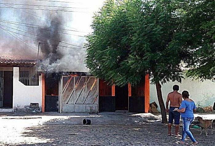 Incêndio destrói casa e carro em Parnaíba; homem sofre queimaduras - Imagem 1