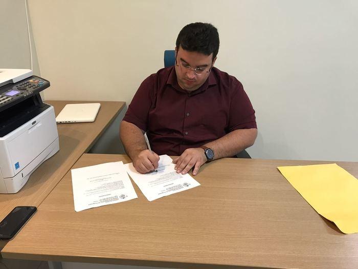 Prefeito Reginaldo Júnior assina ordem de serviço