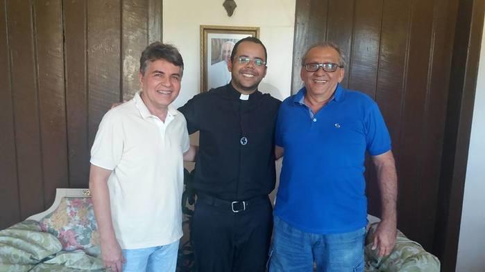 Prefeito João Luiz Carvalho da Silva, padre Ronald Carvalho e vice prefeito Zé Noronha (Crédito: reprodução)