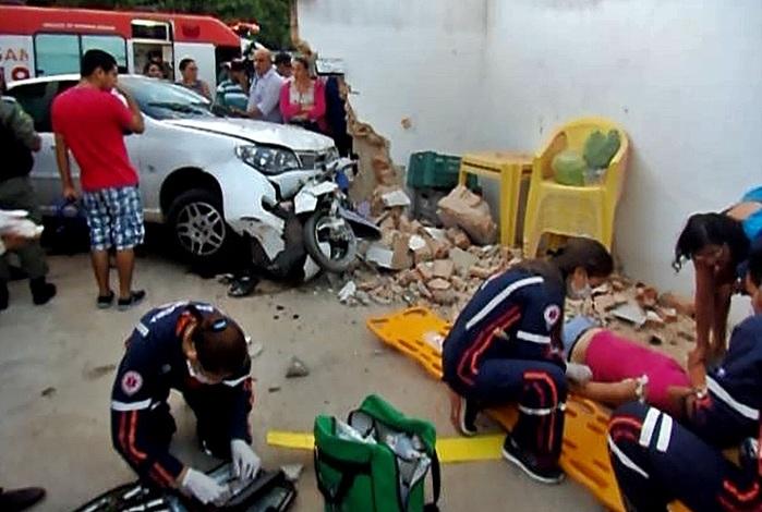 Carro quebrou o muro da residência. (Crédito: Yuri Gomes / Rádio Cidade)