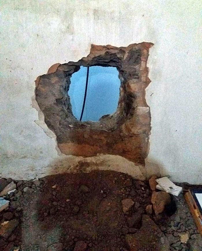 Buraco feito pelo lado da residência do idoso.  (Crédito: Kairo Amaral)