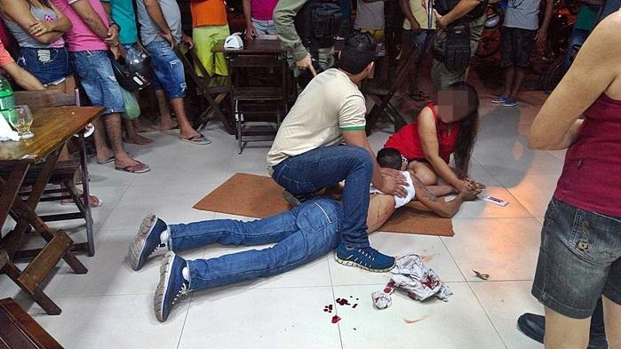 Ferido, o mototaxista aguardou por alguns minutos a chegada do SAMU.  (Crédito: Gleitowney Miranda / Blog do Pessoa)