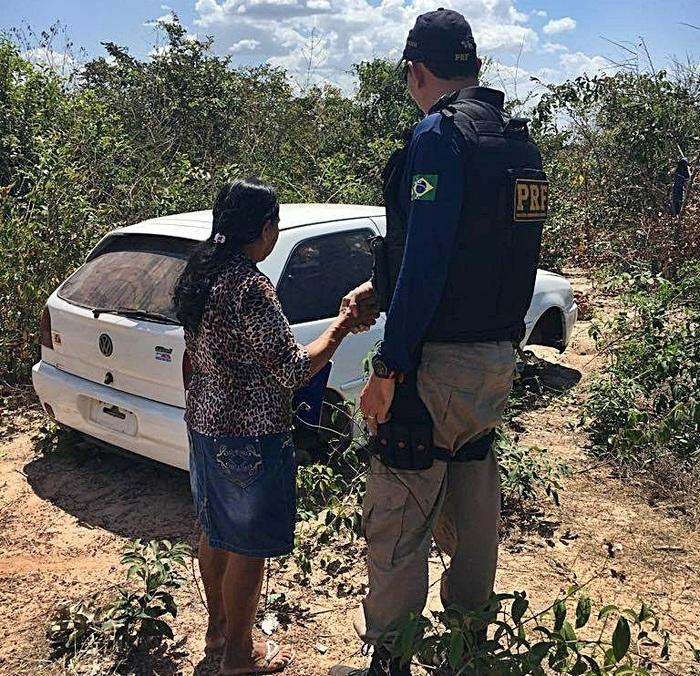 Proprietária reconhecendo o veículo.  (Crédito: PRF)