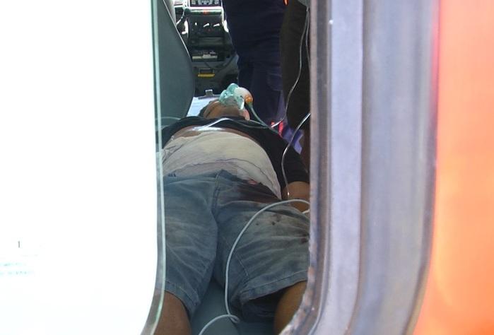 Vítima dentro da ambulância. (Crédito: Kairo Amaral)