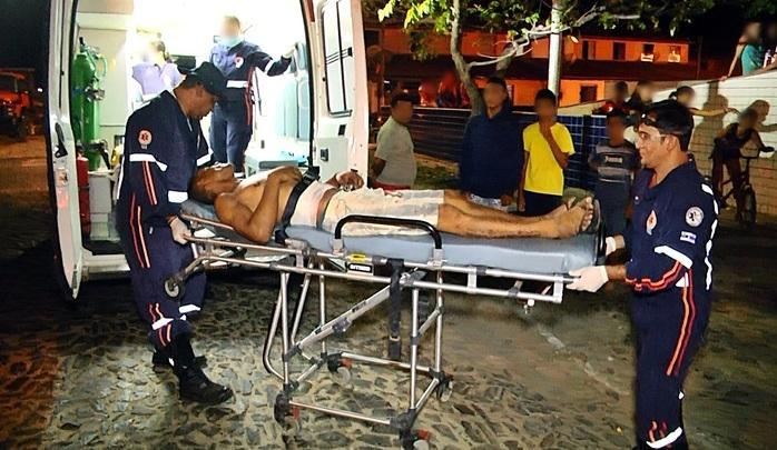 Vítima sendo socorrida pelo SAMU. (Crédito: Kairo Amaral)