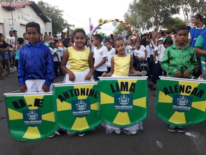 Participaram do desfile 2.600 estudantes 