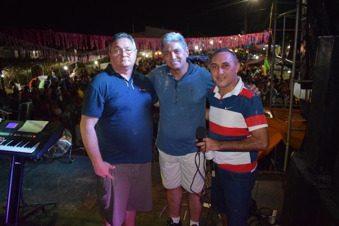 Aristeu Carvalho com o Deputado Carlinhos Florêncio e o Vice-Prefeito Gílson Moura (Crédito: Wagner Medeiros)