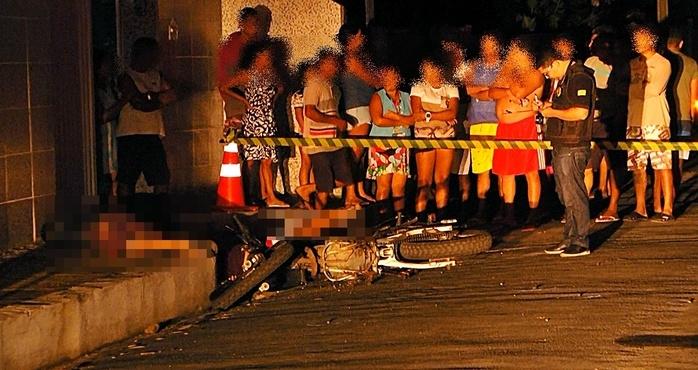 As duas vítimas estavam em uma moto.  (Crédito: Kairo Amaral)