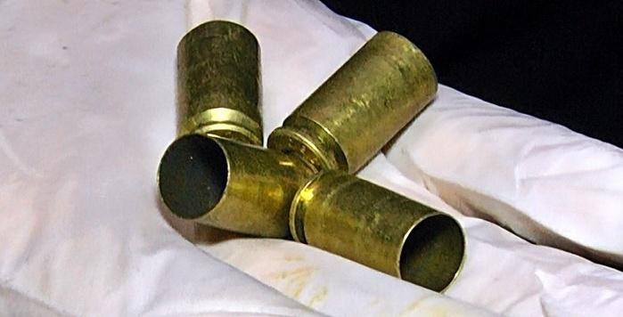 Cápsulas de pistola encontradas no local.  (Crédito: Kairo Amaral)