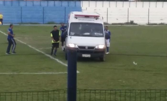 Jogadores precisaram empurrar a ambulância  (Crédito: Reprodução )