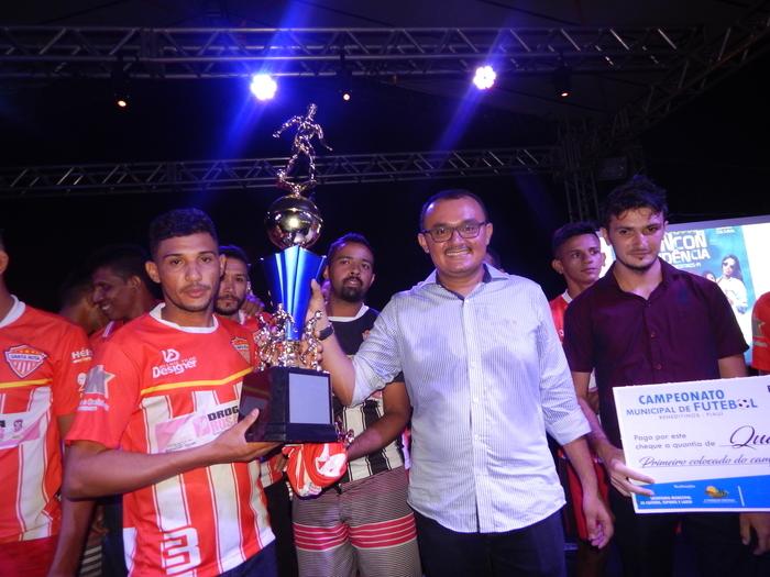 Prefeito entregando o troféu de campeão 