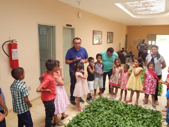 As crianças foram recebidas pelo prefeito Jullyvan Mendes 