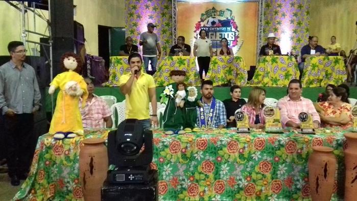 Prefeito Júnior Carvalho em pronunciamento no XXIX Encontro de folguedos da cidade