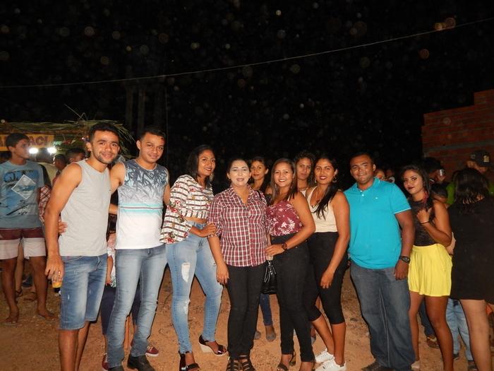 Vereadora Erislene Monteiro rodeada de amigos  