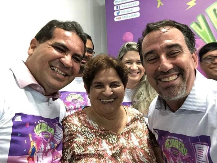 Prefeito Junior Carvalho, sua mãe dona Zeza e o ministro da saúde, Gilberto Occhi na abertura do dia nacional de campanha de vacina realizada em Demerval Lobão  - PI