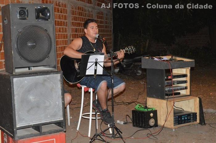 Cantor Filho Acústico voz e violão.