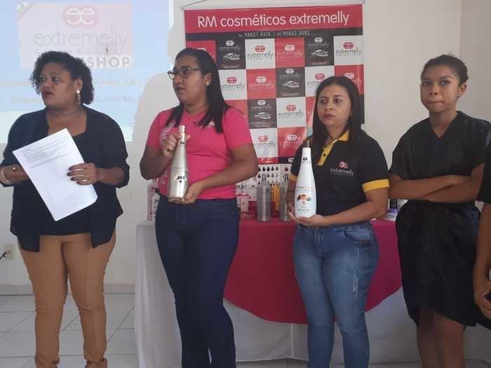 Áurea junto com a equipe da RM Cosméticos e a modelo Alice (Crédito: Emanuelle Silva)