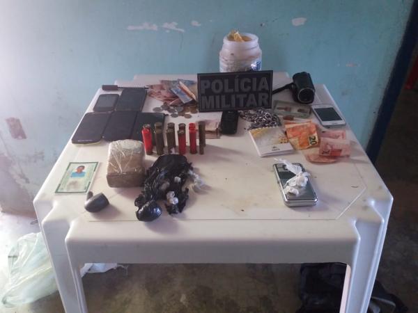 Material apreendido com traficantes (Crédito: Polícia Militar)