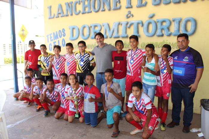 Atletas, Prefeito Roger Linhares, Secretário de Esportes, Carlos Augusto e Coordenador, Edimilson Saraiva (Crédito: Mikelson Deivid)